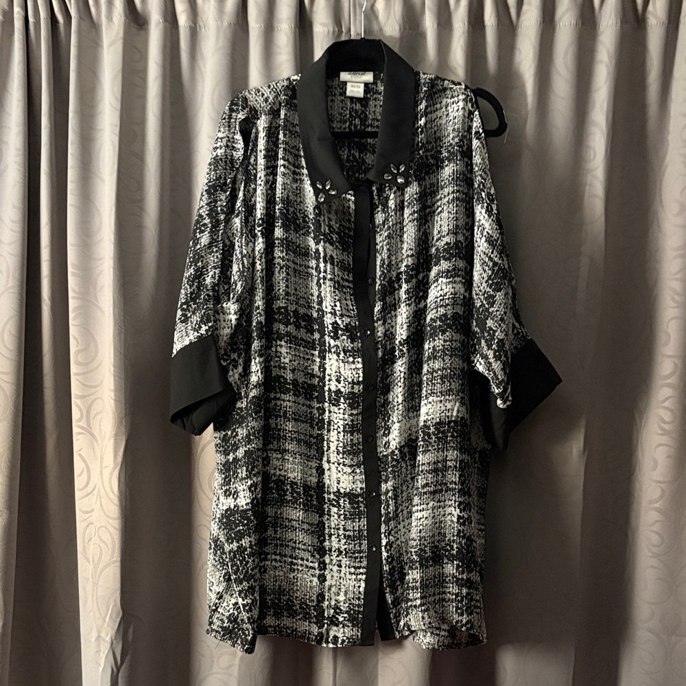 Elegant Black and White Women's button down shirt. Split sleeve